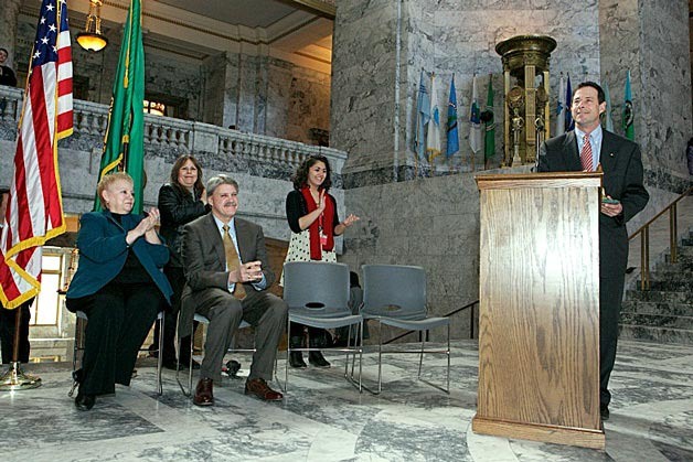 Sen. Hill receives the 'Pioneer Award' from the Digital Public Schools Alliance in Olympia.