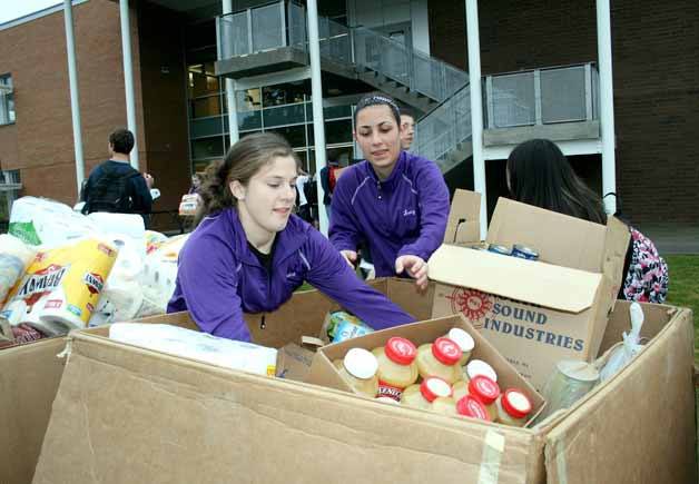 Jessica Lund (left)