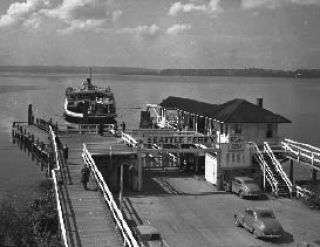 The ferry Leschi arriving at a Kirkland dock on April 1946.