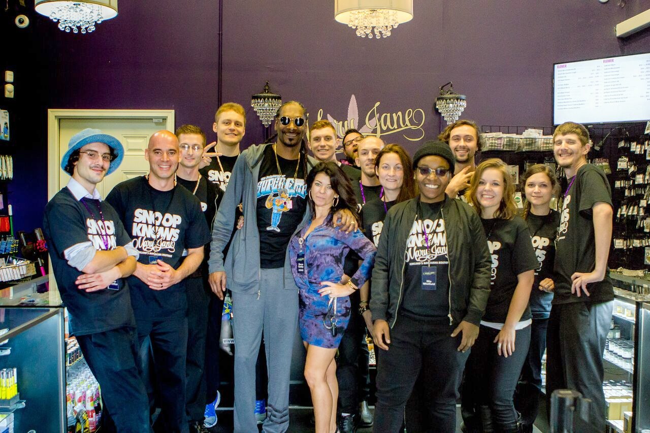 Snoop Dogg visits Kirkland pot shop