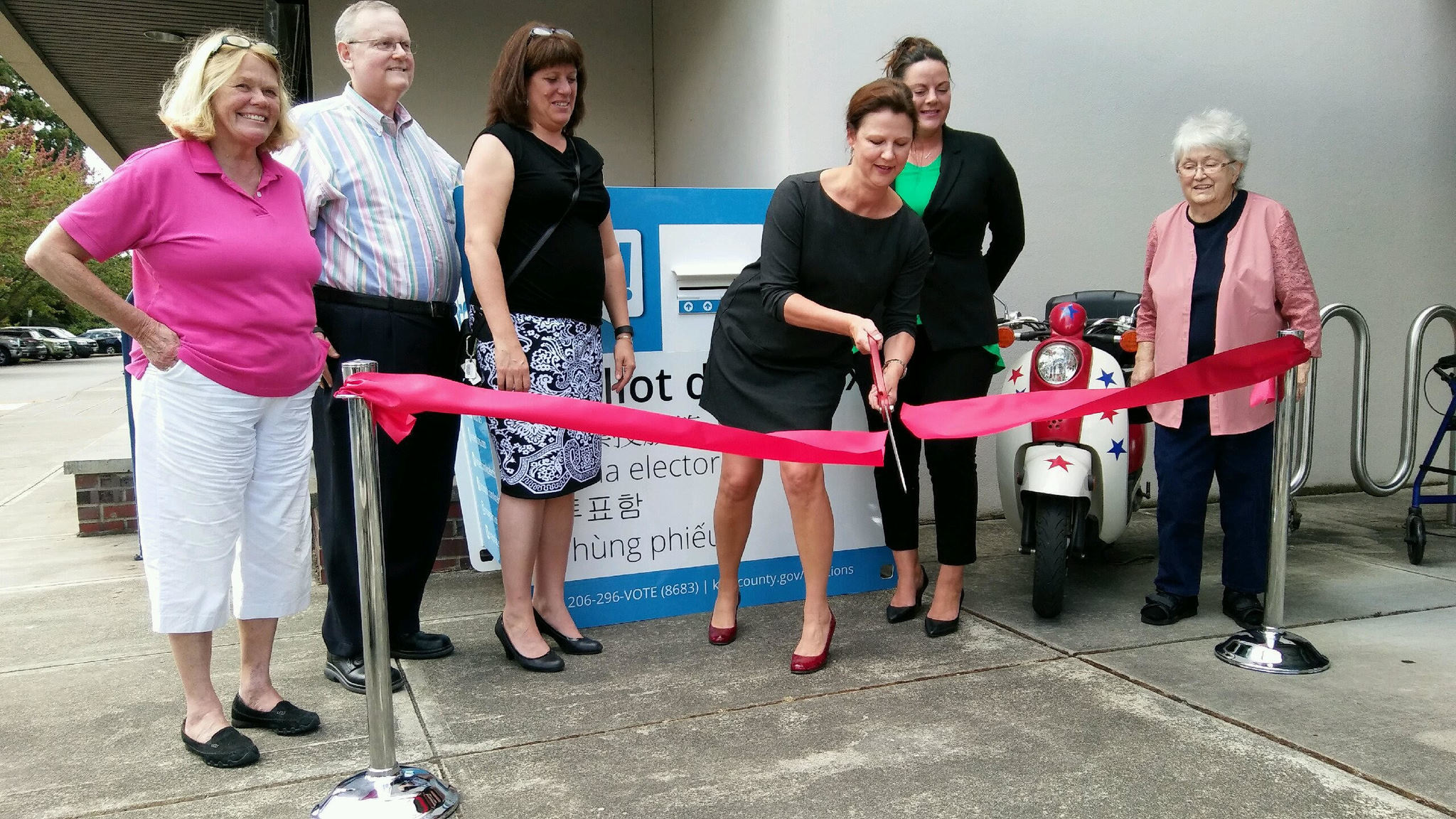 Kirkland Mayor Amy Walen cuts the ribbon on the new ballot box located at Kirkland City Hall in July